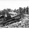 L3 35 Bundesarchiv Bild 101I-203-1691-21, Albanien, deutsche Soldaten, italienischer Panzer (2)